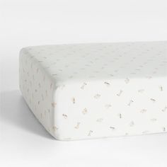 an image of a mattress that is not made in the daybed or crib