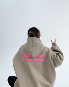 A sweatshirt hoodie with a cute back logo designed in pink.  The relaxed silhouette gives it a relaxed feel.  A convenient item to have on hand.                        ◾️Model Height/Weight: 158cm(62.2in)/45kg(99.2lb) Try size: L                         Cm (inches)  Length Chest Shoulder Sleeve Length   M 69(27.1) 130(51.1) 65(25.5) 54(21.2)   L 71(27.9) 134(52.7) 66(25.9) 55(21.6)   XL 73(28.7) 138(54.3) 67(26.3) 56(22.0)   2XL 75(29.5) 142(55.9) Sleep Hoodie, Sweatshirt Logo Design, Merch Sweatshirts, Hoodie Model Poses, Sweatshirt Poses, Hoodies Back Design, Back Of Hoodie, Hoodie Collection, Merch Hoodie