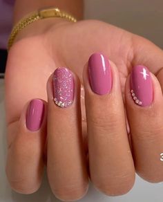 Spring Nails 2023 Gel Short Pink, Spring Nails 2023 Gel Colors Pink, Pink And Purple Short Nails, Summer Nails For Work, Simple Pink Nail Ideas, Pink Elegant Nails, Short Sparkly Nails, Nail Inspo Purple, Purple Pink Nails