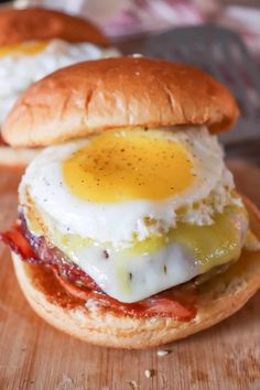 an egg and bacon sandwich on a bun