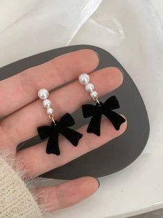 Teen Earrings, Party Kleidung, Handmade Jewelry Tutorials, Jewelry Accessories Ideas, Girly Accessories, Fancy Jewellery, Jewelry Lookbook, Bow Earrings, Fancy Jewelry