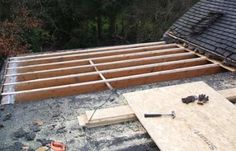 an unfinished roof is being built on top of a house