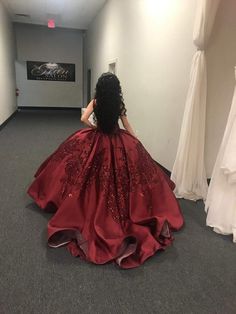 Velvet Red Quinceanera Dresses, Burgundy Quinceanera Dresses With Tail, Quince Dress Burgundy, Quince Dresses Elegant, Red With Black Quinceanera Dresses, Dark Burgundy Quinceanera Dresses, Burgundy Dress Quinceanera, Quince Dresses Wine Red, Marron Quince Dress