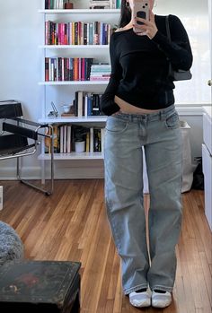 Mid Rise Flare Jeans Outfit Aesthetic, Low Waist Boyfriend Jeans Outfit, Wide Low Waist Jeans Outfit, Low Waisted Jeans On Mid Size, Motel Jeans Outfit, Mid Size Low Rise Jeans, 90s Fashion Low Rise Jeans, Low Rise On Mid Size, Black Mid Rise Jeans Outfit