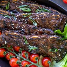 steak with tomatoes and lettuce in a pan