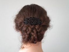 Triple braided tuck. I would definitely skip the hat and find a fancier barette. 1800s Hair, 1800s Hairstyles, Historical Hairstyles, Vintage Hairstyles Tutorial, Hairstyles Tutorial, Victorian Hairstyles, Pin Curls, Trending Hairstyles, How To Draw Hair