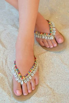 Boho Flat, Decorating Flip Flops, Diy Fabric Jewellery, Diy Sandals, Diy Slippers, Hand Beaded Embroidery, Diy Clothes And Shoes, Flat Slippers, Bridal Sandals