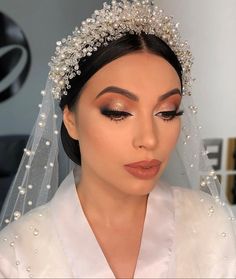 Bride Halo, Veil Placement, Halo Eye Makeup, Bridal Accesories, Makeup Ojos, Glam Bride, Beauty Makeup Tutorial, Bridal Makeup Looks, Glowing Makeup