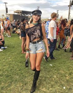 7 Stylish Music Festival Outfits To Wear To Your Next Show. Looking for concert outfit ideas summer? Lots of edgy concert style or concert looks for a music festival.Need concert outfit summer. Looks of concert outfit summer casual or festival outfits. Plenty of concert outfit summer and cute concert clothes ideas for your next outdoor concert. #festivaloutfit #festivaloutfits #concertoutfitssummer #concertclothesideas #concertoutfitideasummer Spring Festival Outfit, Rock Festival Outfit, Black Festival Outfit, Country Fest, Computer Wallpaper Aesthetic