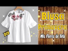 a white blouse with flowers on it and the words blusa primavera in spanish