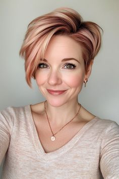 20. Long Pixie with Rose Gold (Hairstyles For Women Over 40 With Fine Hair) - Hairstyles For Women Over 40 With Fine Hair Copper Blonde Pixie, Short Hair With Copper Highlights, Short Rose Gold Hair, Rose Gold Pixie Hair, Long Pixie Hairstyles For Fine Hair, Hair Color For Pixie Haircut, Hair Color Pixie Cut, Gold Hairstyles, Pixie Cut With Highlights