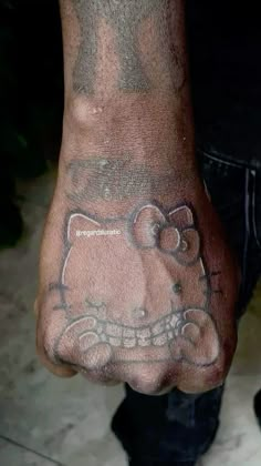 Kodak Black Tattoo Ideas, Hello Kitty Hand Tattoo, Henna Hello Kitty, Boy Hand Tattoos, Yb Tattoo, Y2k Hand Tattoo, Tattoos For Black Skin Women, Hello Kitty Henna, Hello Kitty Tattoo Design