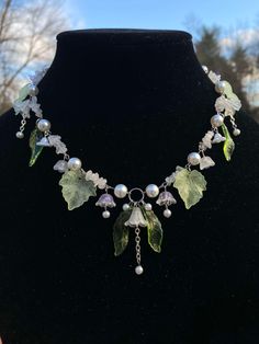 This necklace is dedicated to the beauty of nature. The glass pearl beads add an elegancy to the piece and pairs well with the natural moonstone chip beads. The flower beads are a mix of acrylic and glass as well as the leaves. This whimsical necklace is put together with stainless steel head pins, eye pins and jump rings and comes with an extender chain and lobster claw. Can also be made with 18k plated gold or rose gold. Fairy Wedding Necklace, Forest Jewelry Diy, Bell Flower Bead Jewelry, Beaded Leaf Necklace, Nature Inspired Necklace, Ren Fair Jewelry, Necklace Beaded Ideas, Simple Handmade Necklace, Spring Beaded Jewelry