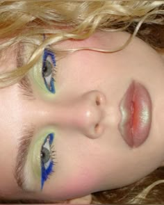 Blue Eyeshadow Blonde Hair, Makeup Baby Blue, Electric Blue Eyes, Blue Eyeliner Makeup, Hooded Eye Makeup, Ethereal Makeup, Eye Makeup Designs, Edgy Makeup, Makeup Tattoos