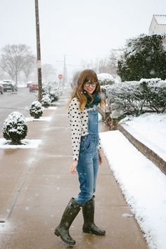 Rubber Boots Outfit, What To Wear With Overalls, Ladies Wellies, Rainwear Girl, Hunter Rain Boots, Rubber Boots