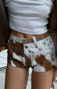 Suede Shorts Outfit, Mackenzie Aesthetic, Band Outfits, Suede Shorts, Woman Outfit, Stay Alive, Hot Style, Girl Fits, Fit Ideas