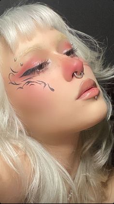 Light Blue Graphic Liner, Graphic Liner Hooded Eyes, Artsy Eyeliner, Mermaid Eyeliner, White Eyeliner Makeup, Punk Makeup, Makeup Drawing