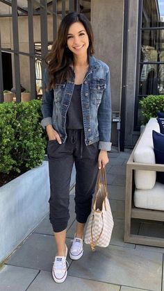 Los pants pueden ser una prenda para usar en casa o para hacer ejercicio, pero ¿Habías pensado usarlos para una cita? #pants #joggers #cita Áo Blu, Chique Outfit, Mode Tips, Best Casual Outfits, Outfit Trends, Mode Vintage