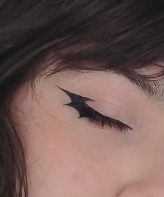 Alternative Makeup Grunge, Alternative Eye Makeup, Bat Wing Eyeliner, Edgy Eyeliner, Alt Eyeliner, Makeup Emo, Wing Eyeliner