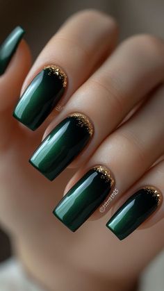 Green With Gold Tip Nails, Fall Nails Emerald Green, Gold Nails With Green Accent, Nail Art Green And Gold, Green Nail Inspo Square, Green Gold Nail Designs, Dark Green And Gold Nails Designs, Fall Nails Green And Gold, Emerald Green Gold Nails