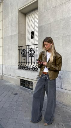 Looks Jeans, Look Adidas, Skandinavian Fashion, Looks Street Style, Mode Inspo, Carrie Bradshaw, Autumn Outfit, Outfit Inspo Fall