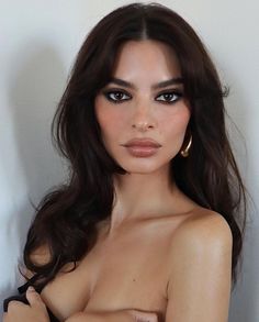 Red Lip Brunette, Makeup For Dark Features, Romantic Natural Makeup, Elevated Natural Makeup, 90s Supermodels Makeup, Sultry Glam Makeup, Dark Features Makeup, High Visual Weight Makeup Looks, Makeup Inspo For Prom