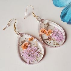 Handmade Wildflower Earrings! Made With Real Pressed Flowers In Pink And Orange. Light Gold Sparkle. I Also Added A Few Shiny Gold Mermaids Mixed In!! They Are Tiny But Loved Adding A Little Extra. One Is Going Behind A Bubble So Please Review Pics. Super Cute. Gold Hardware. Hooks Are Nickel Free And Hypoallergenic. I've Added Fresh Stoppers. Teardrop Shape. Good Size But Nice And Lightweight. Really Pretty And Fun For Spring, Summer, Fall. Happy To Answer Any Questions Drop - 2 1/2 Inches. Flo Wildflower Earrings, Flower Mermaid, Gold Mermaid, Diy Resin Projects, Resin Projects, Orange Light, Diy Resin, Gold Sparkle, Pressed Flower