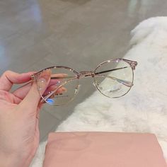 Cute Glasses Frames, Classy Glasses, Glasses Frames Trendy, Glasses Inspiration, Fancy Glasses, Clear Glasses Frames, Glasses Trends