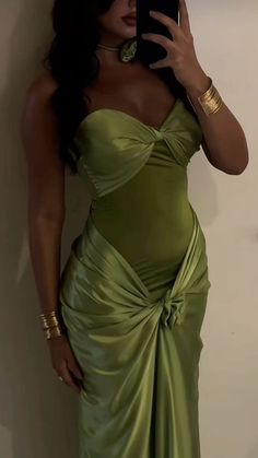 Green Luxury Dress, Green Goddess Outfit, Green Outfit Aesthetic Black Women, Gala Outfit Black Women, Earthy Prom Dresses, Fancy Dresses Green, Tiana Themed Prom Dress, Green Dress Black Woman, Hot Birthday Outfit