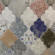 an artistic tile design with many different colors