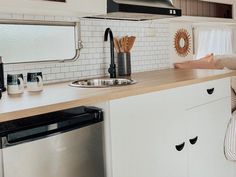 the kitchen counter is clean and ready for us to use in the day or night