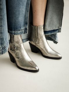 Discover our Bobbies women's Chelsea Boots for the fall-winter season. Fall for the Dakota model in Cosmic Silver colour Cosmic Cowboy, Styling Chelsea Boots, Fall Sneakers, Oxford Platform, Wedge Loafers, Platform Clogs, Chelsea Boots Women, Clog Heels, Denim Trends