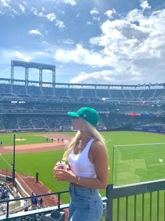 Baseball Game Poses Instagram, Game Day Outfit Baseball, Baseball Game Outfit Hot Day, Dodger Fits, Baseball Game Fits, Baseball Game Pics, Red Sox Game Outfit, Summer Baseball Game Outfit, Ballpark Outfit