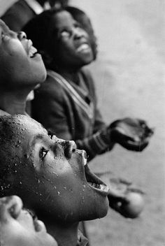 an image of children laughing together with the caption'quien conoce de tempestates ve flowery sonifie '