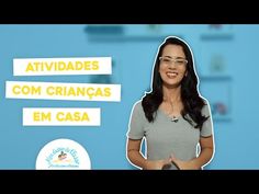 a woman standing in front of a blue background with the words atividades com criancas em casa