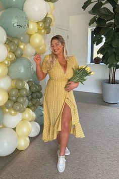 CARYS WHITTAKER YELLOW FLORAL PRINT TIE WRAP FRILL MIDI DRESS Carys Whittaker, London Outfit Ideas, Yellow Wrap Dress, Outfit Verano, Bright Dress, Summer Outfits For Teens, Yellow Midi Dress, Tie Wrap