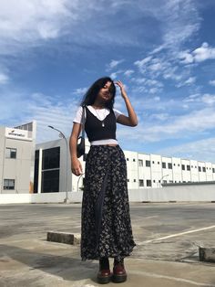 grunge punk midi floral skirt y2k platform docs outfit layered top low waist crop Long Black Skirt Outfit, Printed Skirt Outfit, Floral Skirt Outfits, Skirt Outfits Aesthetic, How To Have Style, Black Skirt Outfits, Midi Skirt Outfit, Long Skirt Outfits