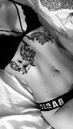 Cage Tattoos, 16 Tattoo, Ribcage Tattoo, Underboob Tattoo, Septum Piercings, Tattoo Zeichnungen, Sternum Tattoo, Rib Tattoo, Trendy Tattoos