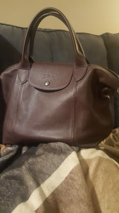 23 Winter Trends, Designer Brown Bag, Aesthetic Bags For School Vintage, Medium Size Purse, Medium Shoulder Bag, Taschen Aesthetic, Bag For School Aesthetic, Bags For School Aesthetic, Old Money Bags