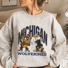 College Tshirts, Looney Tunes Shirt, Vintage Michigan, Crewneck Vintage, Retro Graphic Tees, College Hoodies, Sports Lover, University Of Michigan, Michigan Wolverines