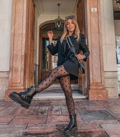 18 Outfits con botas Dr. Martens para presumir en tu día Denim Ootd, Ingrid Bergman, Ootd Inspo, Humphrey Bogart, Lace Up Combat Boots, Nails Makeup, Fashion Blogger Style, Looks Black, Combat Boot