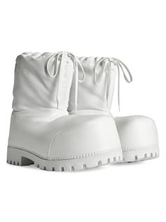 Find BALENCIAGA Skiwear Alaska Low Boots on Editorialist. Nylon Boots Extra round toe Exaggerated proportions Balenciaga rubber tag at back Drawstring at top Made in Italy Wipe with a soft and dry natural-colored cloth. Balenciaga. Color: White. Size: 5. Skeleton Hoodie, Moschino Logo, Best Wallet, Low Boots, Ski Boots, Boot Pumps, Fur Boots, Manado, Ski Wear