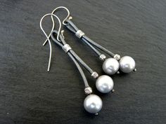 Pearl white metallic leather. Silvery gray freshwater pearls,sterling silver and gray metallic leather earrings 2.75 long. Leather Jewelry Making, Silver Heart Earrings, Urban Modern, Pearl Leather, Beaded Drop Earrings, Handmade Wire Jewelry, Homemade Jewelry, Beaded Dangle Earrings, Diy Schmuck