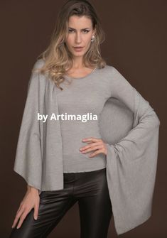 Die elegante Stola Wolle-Seide besteht aus einem besonders hochwertigen Jersey aus 70% extrafeiner Merinowolle und 30% Seide. Dieses elegante, leichte Schal-Tuch hat fein umkettelte Kanten und eine Größe von ca. 75 x 185 cm. In Italy, Italy