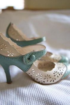 Vintage Style Shoes, Boho Mode, Look Retro, Retro Mode, Vestidos Vintage, Shoe Obsession, High Heel Pumps