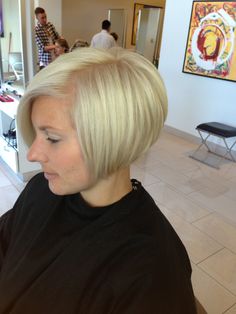 Short Bob Back View, Bob Haircuts Back View, Precision Haircut, Blonde Hair Short, Short Haircuts Ideas, Short Hair Up, Graduated Bob, Haircuts Ideas