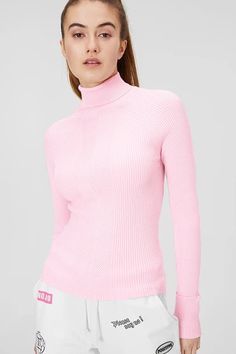 Keep warm in style with VeV Universe range of jumpers and sweaters, including cable knits, oversized and cropped jumpers. Browse all our styles and get yours now!