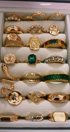 Trending Accessories 2023, Vintage Jewellery Aesthetic, Jewelry Collection Aesthetic, Trending Jewelry 2023, Luxury Jewelry Aesthetic, Ring Types, خواتم خطوبة, Jewelry Cute, Jewelry Accessories Ideas