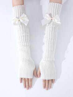 White Fingerless Gloves Aesthetic, Cute Gloves Aesthetic, White Gloves Aesthetic, Fingerless Gloves Aesthetic, White Fingerless Gloves, Cute Gloves, Korean Fits, Gloves White