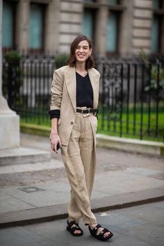 Platform Sandals Outfit, Mango Boots, Dad Sandals, How To Look Expensive, London Fashion Weeks, Look Expensive, Sandals Outfit, Chanel Sandals, Chunky Sandals